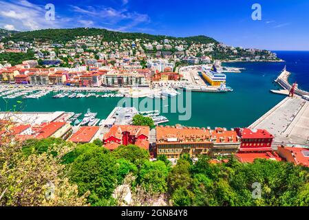 Nice, France. Vue panoramique colorée sur la vieille ville et Port Lympia Banque D'Images