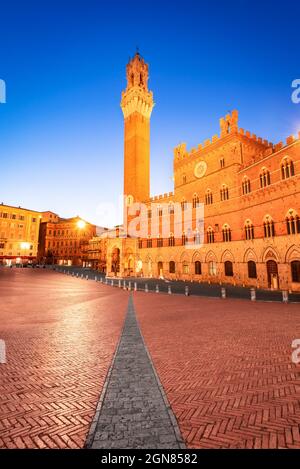 Sienne, Italie. Place Campo (Piazza del Campo), Palazzo Pubblico et Tour Mangia (Torre del Mangia) à Sienne. Architecture et monuments de Toscane. Banque D'Images