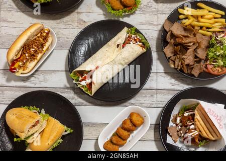 Gros plan de divers types de fast-food sur la table. Vue de dessus. Banque D'Images