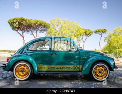 Rome, Italie. Avril 2021. Volkswagen Beetle 1303 couleur verte. Symbole emblématique d'une génération. La Beetle est la voiture allemande la plus connue au monde Banque D'Images