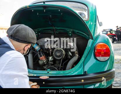 Rome, Italie. Avril 2021. Le moteur d'une Volkswagen Beetle 1303. La Beetle est certainement la voiture allemande la plus connue au monde Banque D'Images