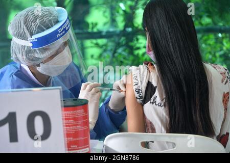 Bangkok, Thaïlande. 23 septembre 2021. Un citoyen reçoit une dose du vaccin COVID-19 à Bangkok, en Thaïlande, le 23 septembre 2021. La Thaïlande a signalé jeudi 13,256 nouveaux cas de COVID-19 et 131 autres décès au cours des dernières 24 heures, selon le Centre pour l'administration de la situation COVID-19 (CCSA). Credit: Rachen Sageamsak/Xinhua/Alay Live News Banque D'Images
