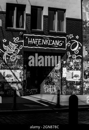 HAMBOURG, ALLEMAGNE - 26 août 2021 : une photo en noir et blanc d'une boîte de nuit à Hambourg. Vous pouvez voir beaucoup d'ombre qui s'adapte à la photo en noir et blanc Banque D'Images