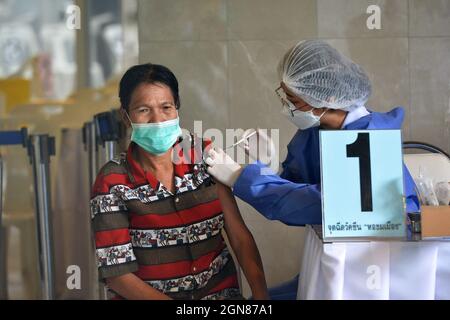Bangkok, Thaïlande. 23 septembre 2021. Un citoyen reçoit une dose du vaccin COVID-19 à Bangkok, en Thaïlande, le 23 septembre 2021. La Thaïlande a signalé jeudi 13,256 nouveaux cas de COVID-19 et 131 autres décès au cours des dernières 24 heures, selon le Centre pour l'administration de la situation COVID-19 (CCSA). Credit: Rachen Sageamsak/Xinhua/Alay Live News Banque D'Images