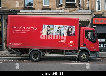 Collection de timbres Harry Potter sur le côté d'un camion Royal Mail DAF 45.140 stationné à Édimbourg, en Écosse, au Royaume-Uni. Banque D'Images