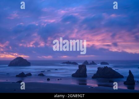 Piles de la mer à Bandon Beach sur la côte sud de l'Oregon. Banque D'Images