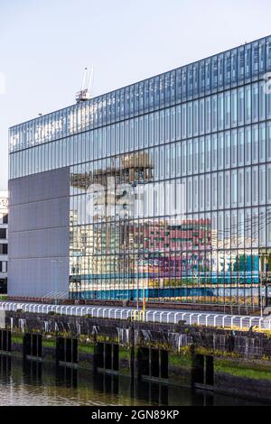 La grue Finniestone se reflète dans le bâtiment BBC Scotland, à côté de Bells Bridge, sur la rivière Clyde, à Glasgow, en Écosse, au Royaume-Uni Banque D'Images