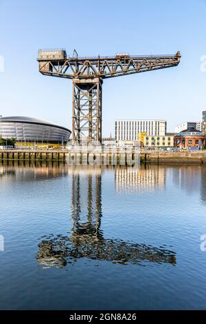 La grue Finnieston et l'Hydro SSE à côté de la rivière Clyde à Glasgow, en Écosse, au Royaume-Uni Banque D'Images