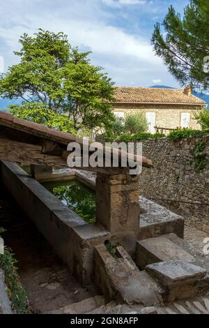 Lavoir, buanderie publique historique typique à Crestet pittoresque et charmant petit village médiéval dans le département du Vaucluse, Provence-A. Banque D'Images