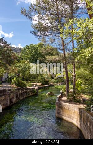 Fontaine-de-Vaucluse vieille ville avec la rivière Sorgue en premier plan, charmant village médiéval dans le Vaucluse, Provence, sud de la France, Europe Banque D'Images