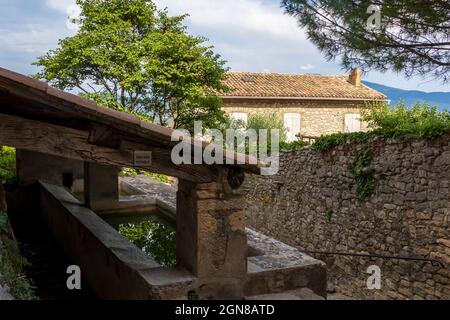 Lavoir, buanderie publique historique typique à Crestet pittoresque et charmant petit village médiéval dans le département du Vaucluse, Provence-A. Banque D'Images