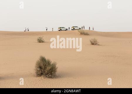 DUBAÏ, Émirats Arabes Unis - 4 SEPTEMBRE 2018 : les gens se tiennent sur la dune lors d'un safari dans le désert le 4 septembre 2018 dans le désert d'Al Lahbab, Dubaï, Émirats arabes Unis Banque D'Images