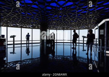 DUBAÏ, Émirats Arabes Unis - 5 SEPTEMBRE 2018 : personnes à la terrasse d'observation de Burj Khalifa le 5 septembre 2018 à Dubaï, Émirats Arabes Unis Banque D'Images