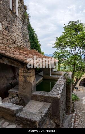 Lavoir, buanderie publique historique typique à Crestet pittoresque et charmant petit village médiéval dans le département du Vaucluse, Provence-A. Banque D'Images