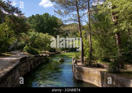 Fontaine-de-Vaucluse vieille ville avec la rivière Sorgue en premier plan, charmant village médiéval dans le Vaucluse, Provence, sud de la France, Europe Banque D'Images