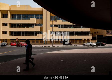 DUBAÏ, Émirats Arabes Unis - 5 SEPTEMBRE 2018 : les gens marchent dans la rue dans le quartier résidentiel de Deira le 5 septembre 2018 à Dubaï, Émirats Arabes Unis Banque D'Images