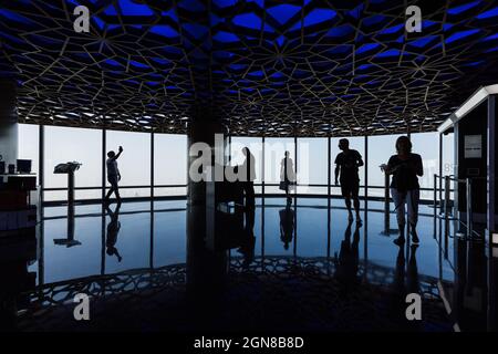 DUBAÏ, Émirats Arabes Unis - 5 SEPTEMBRE 2018 : personnes à la terrasse d'observation de Burj Khalifa le 5 septembre 2018 à Dubaï, Émirats Arabes Unis Banque D'Images