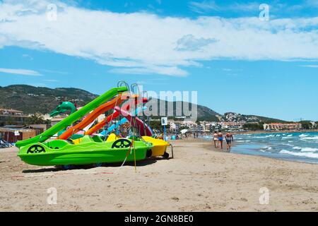 ALCOSSEBRE, ESPAGNE - 22 septembre 2021 : Alcossebre, province de Castellon, Espagne - août 2021. Famille touristique marchant sur Playa Cargador Sea Beach avec toboggan p Banque D'Images