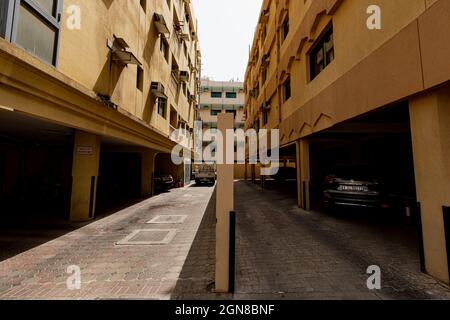 DUBAI, Émirats Arabes Unis - 5 SEPTEMBRE 2018 : parking dans la zone résidentielle de Deira le 5 septembre 2018 à Dubaï, Émirats Arabes Unis Banque D'Images