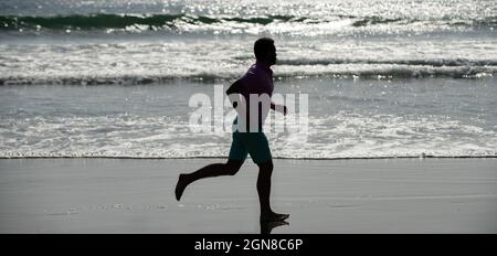 silhouette de sprinter. endurance et endurance. athlète de sport courir rapidement pour gagner dans l'océan. Banque D'Images