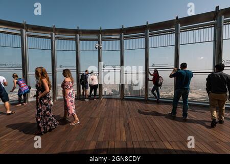 DUBAÏ, Émirats Arabes Unis - 4 SEPTEMBRE 2018 : les gens sont au sommet de Burj Khalifa le 4 septembre 2018 à Dubaï, Émirats Arabes Unis Banque D'Images