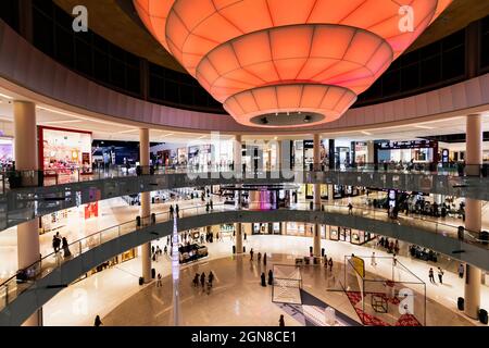 DUBAÏ, Émirats Arabes Unis - 5 SEPTEMBRE 2018 : les gens parcourent le Grand Atrium du centre commercial de Dubaï le 5 septembre 2018 à Dubaï, Émirats Arabes Unis Banque D'Images