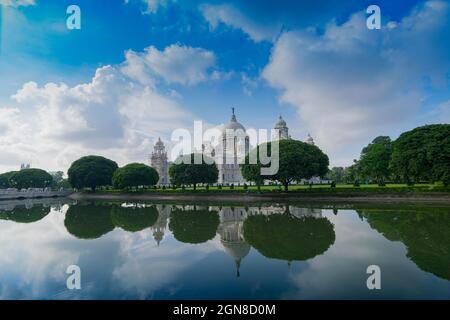 Victoria Memorial à Kolkata, anciennement Calcutta, Bengale-Occidental, Inde avec ciel bleu et réflexion sur l'eau. Un monument historique très célèbre de l'Indien Banque D'Images