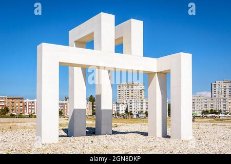 'UP#3' sculpture monumentale en béton blanc sur la plage du Havre, France. Banque D'Images