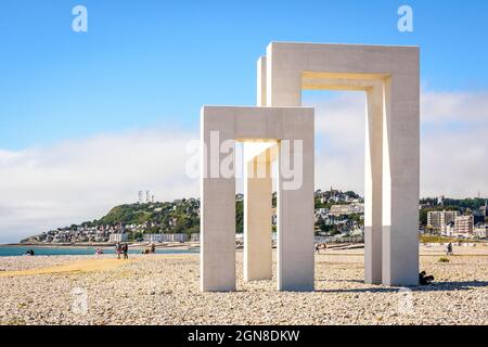 'UP#3' sculpture monumentale en béton blanc sur la plage du Havre, France. Banque D'Images