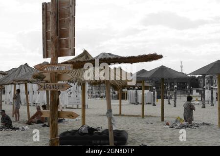 Zatoka, Odessa, Ukraine - 1er septembre 2021 : informations sur les pointeurs en bois à la plage. Des flèches sur un panneau indiquant les services du complexe. Panneau de plage wi Banque D'Images