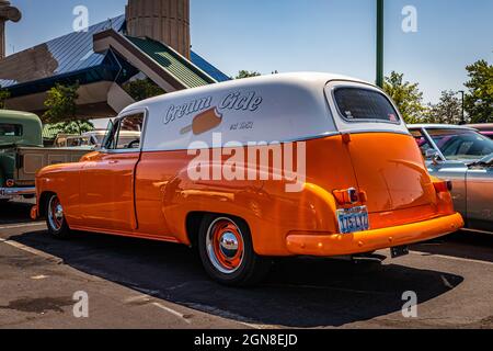 Reno, NV - 3 août 2021 : livraison de la berline Chevrolet 1951 à un salon de l'auto local. Banque D'Images