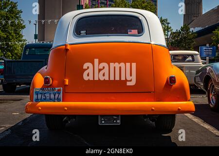 Reno, NV - 3 août 2021 : livraison de la berline Chevrolet 1951 à un salon de l'auto local. Banque D'Images