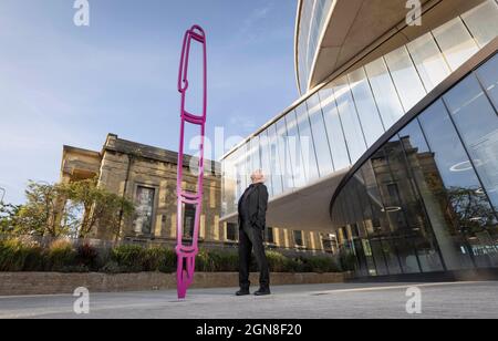 USAGE ÉDITORIAL SEUL Michael Craig-Martin lors du dévoilement de sa sculpture « Fountain Pen 2019 », commandée par la Blavatnik School of Government de l'Université d'Oxford, où elle doit être située. Date de la photo : jeudi 23 septembre 2021. Banque D'Images