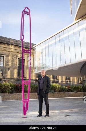 USAGE ÉDITORIAL SEUL Michael Craig-Martin lors du dévoilement de sa sculpture « Fountain Pen 2019 », commandée par la Blavatnik School of Government de l'Université d'Oxford, où elle doit être située. Date de la photo : jeudi 23 septembre 2021. Banque D'Images