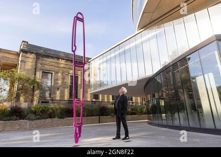 USAGE ÉDITORIAL SEUL Michael Craig-Martin lors du dévoilement de sa sculpture « Fountain Pen 2019 », commandée par la Blavatnik School of Government de l'Université d'Oxford, où elle doit être située. Date de la photo : jeudi 23 septembre 2021. Banque D'Images