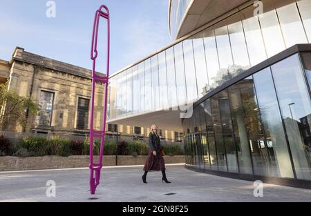 UTILISATION ÉDITORIALE HANNAH Freedberg lors du dévoilement de «Fountain Pen 2019», une sculpture conçue par l'artiste Michael Craig-Martin, commandée par l'école de gouvernement Blavatnik de l'Université d'Oxford, où elle sera située. Date de la photo : jeudi 23 septembre 2021. Banque D'Images