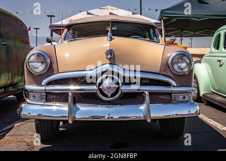 Reno, NV - 3 août 2021 : Ford Custom Deluxe Fordor Berline 1950 à un salon de voiture local. Banque D'Images