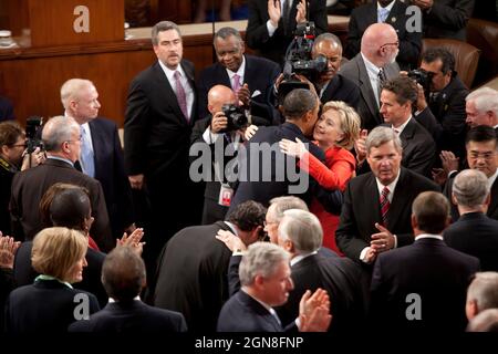 Le président Barack Obama prend le pas sur la Secrétaire d'État Hillary Rodham Clinton lorsqu'il entre dans la Chambre des représentants au Capitole des États-Unis à Washington, D.C., le 9 septembre 2009. (Photo officielle de la Maison Blanche par Lawrence Jackson) cette photo officielle de la Maison Blanche est disponible uniquement pour publication par les organismes de presse et/ou pour impression personnelle par le(s) sujet(s) de la photo. La photographie ne peut être manipulée d'aucune manière et ne peut pas être utilisée dans des documents commerciaux ou politiques, des publicités, des e-mails, des produits ou des promotions qui, de quelque manière que ce soit, suggèrent l'approbation ou l'approbation du président Banque D'Images