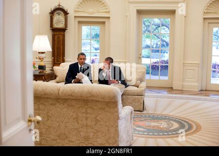 Le président Barack Obama passe son discours sur les soins de santé avec le rédacteur en chef Jon Favreau dans le Bureau ovale, le 9 septembre 2009. (Photo officielle de la Maison Blanche par Pete Souza) cette photo officielle de la Maison Blanche est disponible uniquement pour publication par les organismes de presse et/ou pour impression personnelle par le(s) sujet(s) de la photo. La photographie ne peut être manipulée d'aucune manière et ne peut pas être utilisée dans des documents commerciaux ou politiques, des publicités, des courriels, des produits ou des promotions qui, de quelque manière que ce soit, suggèrent l'approbation ou l'approbation du Président, de la première famille ou de la Maison Blanche. Banque D'Images