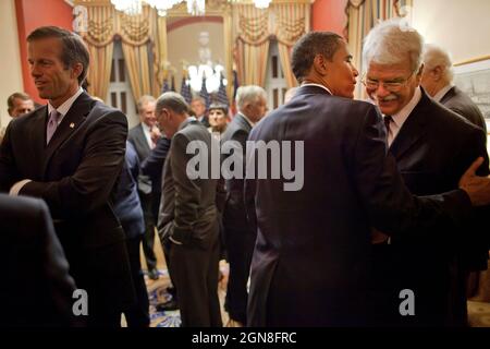 Le président Barack Obama accueille George Miller, député démocrate, au bureau de cérémonie de la Présidente de la Chambre Nancy Pelosi avant de parler des soins de santé à la session conjointe du Congrès au Capitole des États-Unis à Washington, le 9 septembre 2009. À gauche se trouve le sénateur John Thune, R-SD. (Photo officielle de la Maison Blanche par Pete Souza) cette photo officielle de la Maison Blanche est disponible uniquement pour publication par les organismes de presse et/ou pour impression personnelle par le(s) sujet(s) de la photo. La photographie ne peut être manipulée d'aucune manière et ne peut pas être utilisée dans des documents commerciaux ou politiques, des publicités, des em Banque D'Images