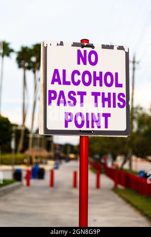 Pas d'alcool au-delà de ce point signe en lettres violettes Banque D'Images