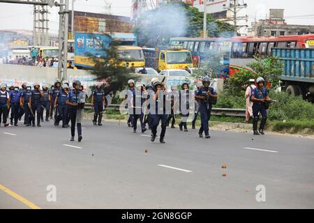 NARAYANGANJ, BANGLADESH - 23 SEPTEMBRE 2021 : des manifestants ont incendié au milieu de la route Dhaka-Chittagong. Les manifestants scandent des slogans pendant le Banque D'Images