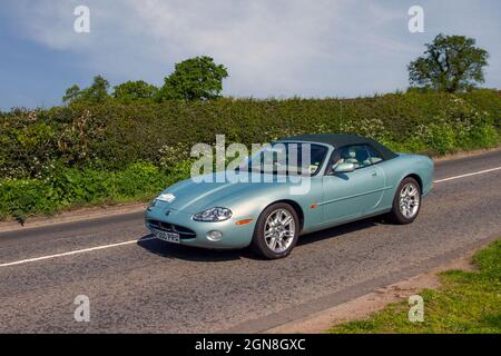 2002 vert argenté de la Jaguar britannique XK8 XKR en route KLMC au « Cars the Star Show » à Holker Hall & Gardens, Grange-over-Sands, Royaume-Uni Banque D'Images