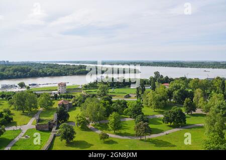 Vue panoramique sur le confluent du Danube et de la Sava depuis la forteresse de Belgrade dans le parc Kalemegdan. Belgrade, Serbie. Banque D'Images