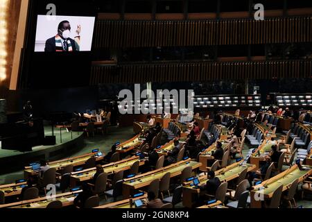 New York, États-Unis. 23 septembre 2021. Le Président du Zimbabwe, Emmerson Mnangagwa, parle par liaison vidéo lors de la 76e session de l'Assemblée générale des Nations Unies (AGNU) au siège de l'ONU, le 23 septembre 2021, à New York. Photo de piscine par Spencer Platt/UPI crédit: UPI/Alamy Live News Banque D'Images