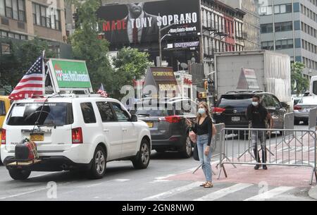 New York, États-Unis. 23 septembre 2021. (NOUVEAU) manifestations à la 76e session de l'Assemblée générale des Nations Unies à New York. 23 septembre 2021, New York, États-Unis : Certains Chinois longent la 3e Avenue près de l'ONU avec des factures extérieures comme le communisme‚ met tout le monde en danger,‚ même le‚ PCC Harms Humanity,‚ même le‚ PCC cherche à dominer le monde,‚ même le PCC veut protester contre le Parti communiste chinois lors de la 76e session de l'Assemblée générale de l'ONU à New York. (Credit image: © Niyi Fote/TheNEWS2 via ZUMA Press Wire) Banque D'Images