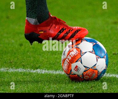 Veltins Arena Gelsenkirchen Allemagne , 17.9.2021 2ème Bundesliga saison 2021/22, match 7, Schalke 04 (S04) vs Karlsruher SC (KSC) — Derbystar officiel Bundesliga Match ball brillant APS 21/22 Banque D'Images