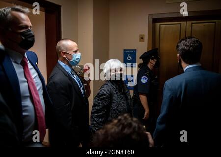 La secrétaire au Trésor des États-Unis Janet Yellen se rend dans un ascenseur après avoir rejoint la présidente de la Chambre des représentants des États-Unis Nancy Pelosi (démocrate de Californie) pour sa conférence de presse hebdomadaire au Capitole des États-Unis à Washington, DC, le jeudi 23 septembre 2021. Crédit : Rod Lamkey/CNP Banque D'Images