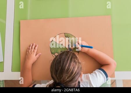 Dessin de couleur blonde fille sur papier de carton à la maison Banque D'Images