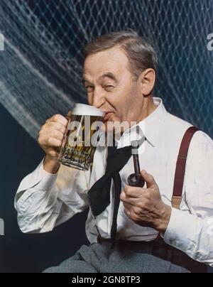 Barry Fitzgerald (188-1961), acteur irlandais, demi-longueur portrait buvant de la bière, Harry Warnecke, 1947 Banque D'Images